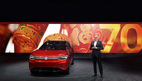 ID. ROOMZZ以红色亮相2019上海车展,庆祝中华人民共和国70华诞.jpg