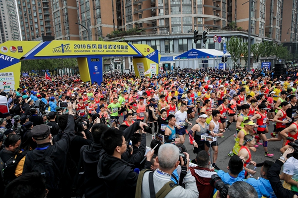 4.2019东风雷诺武汉马拉松盛况.jpg
