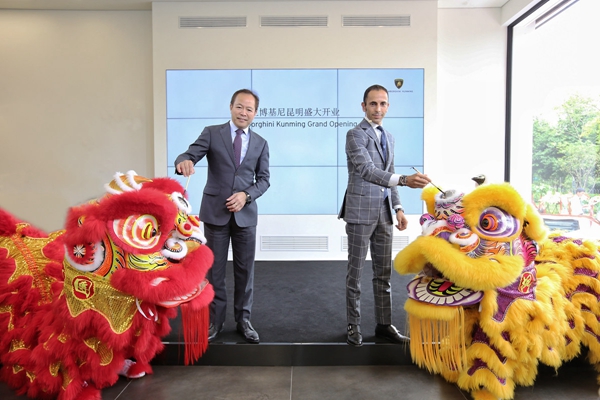 07 - Francesco Scardaoni先生与麦庆德先生共同为舞狮点睛.jpg