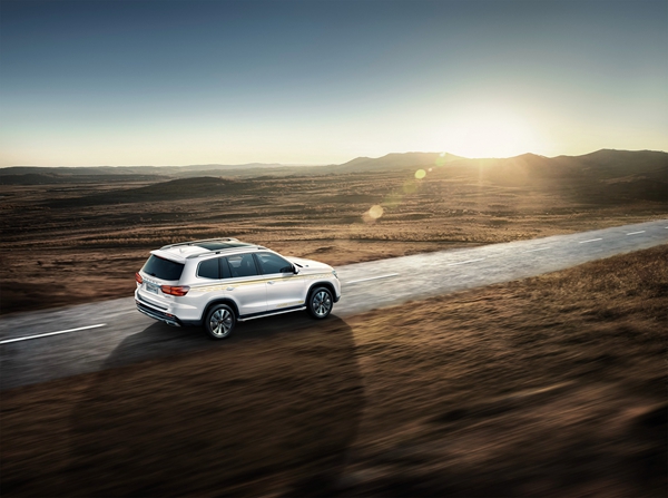 荣威RX8超群系列上市 (1).jpg