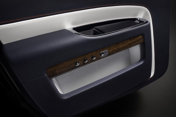 【新闻图片】劳斯莱斯古思特至臻典藏版的发光车门储物格进一步凸显了古思特内饰的典雅构造.jpg