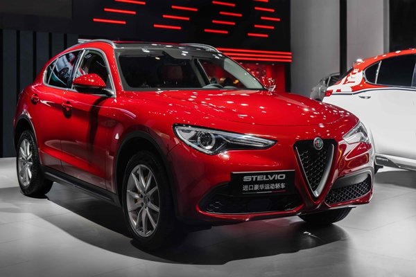 7.阿尔法•罗密欧Stelvio 280HP豪华运动SUV.jpg