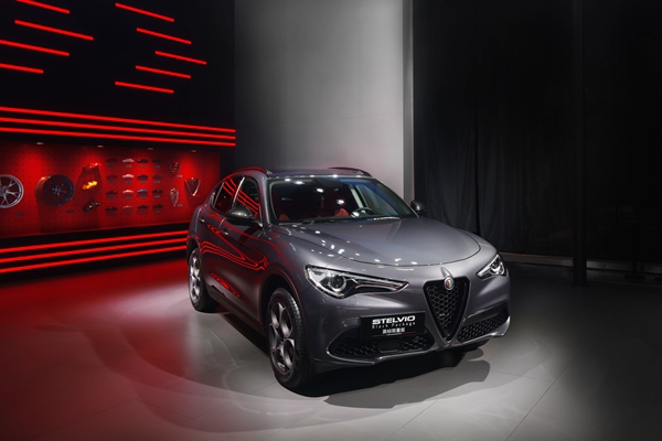 6.Stelvio BLACK PACKAGE黑标限量版.jpg