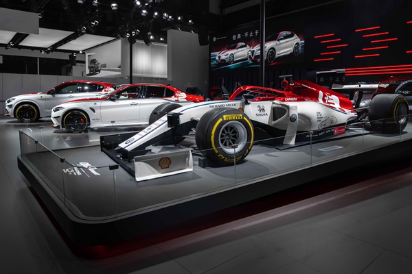 3.阿尔法·罗密欧竞速F1赛车.jpg
