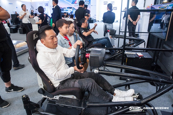 超级联赛乌鲁木齐站赛车模拟体验图.jpg