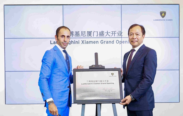 07- Francesco Scardaoni先生和锦龙汽车集团董事长麦庆德先生共同签署授权书.jpg