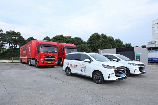 上汽MAXUS G50与时光博物馆大篷车合影.jpg