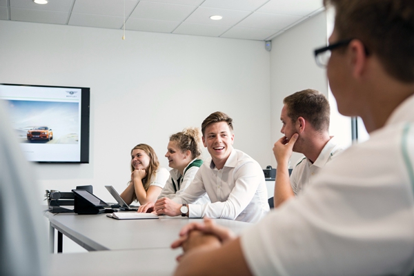 宾利品牌迎来近百名新晋培训生入职 (2).jpg