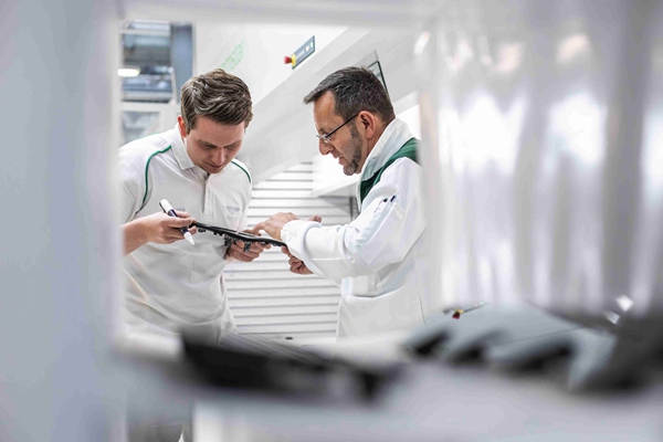 宾利品牌迎来近百名新晋培训生入职 (3).jpg