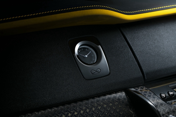 【新闻图片】Black Badge库里南内饰_时钟.jpg