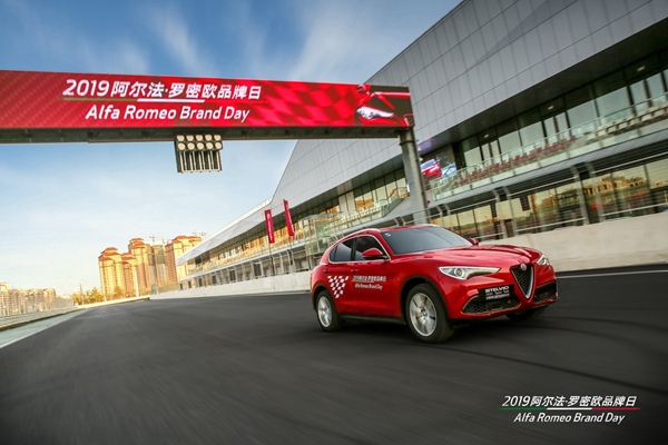 3. 阿尔法·罗密欧2020年款Stelvio.jpg