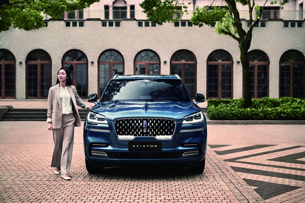 全新林肯飞行家 荣誉车主 芭蕾表演艺术家侯宏澜.jpg