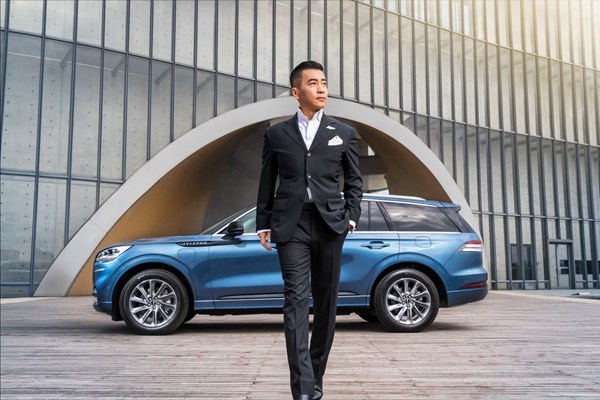 全新林肯飞行家首位荣誉车主 雕塑家蔡志松.jpg