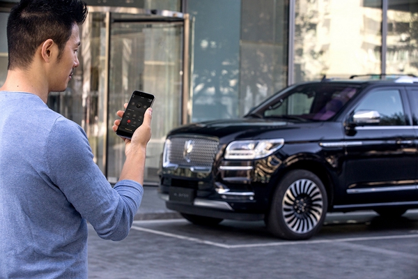 全新林肯领航员长轴版Navigator L-PAAK“智能手机钥匙”.jpg