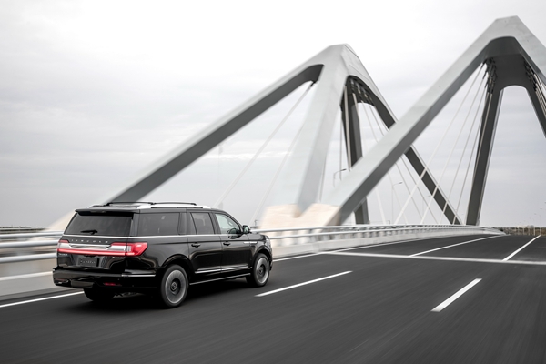 全新林肯领航员长轴版Navigator L-外观-2.jpg