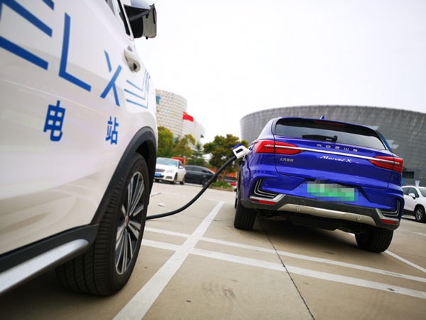 上汽荣威送电车充电.jpg