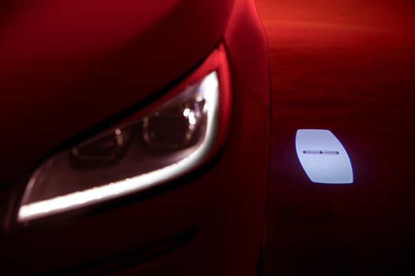 12. 全新林肯冒险家Corsair-迎宾感应系统.jpg