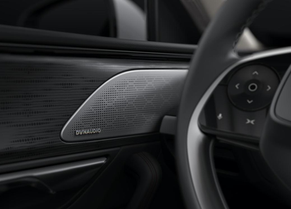 图4.小鹏P7搭载丹拿Dynaudio顶级Confidence系列音响系统.jpg