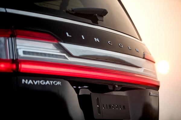 5. 2020款林肯领航员Navigator-一体贯穿式LED尾灯.jpg