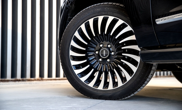 6. 2020款林肯领航员Navigator-22寸21幅高级铝合金轮毂.jpg