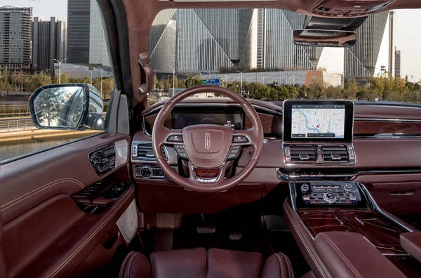 9. 2020款林肯领航员Navigator-驾驶舱.jpg
