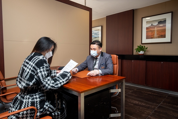 03. 林肯中心-签署交车文件.jpg