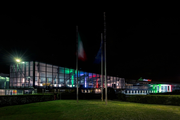 10 - 兰博基尼博物馆点亮意大利国旗同色灯光.jpg