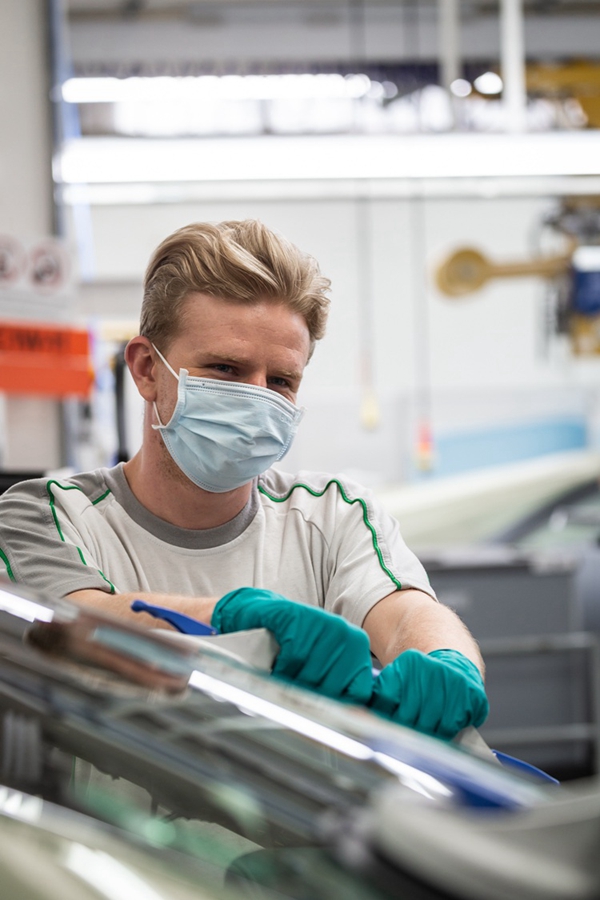 宾利汽车英国克鲁总部工厂将恢复生产 (2).jpg