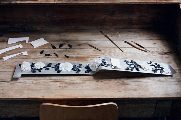 【新闻图片】宁芬堡皇家瓷器工坊的艺术大师们用最精美的黑白两色陶瓷对幻影玫瑰进行手工艺术创造 (1).jpg