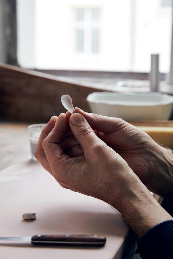 【新闻图片】宁芬堡皇家瓷器工坊的艺术大师们用最精美的黑白两色陶瓷对幻影玫瑰进行手工艺术创造 (3).jpg