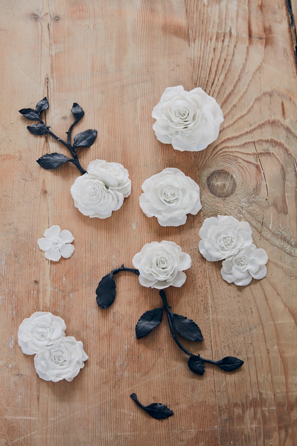 【新闻图片】宁芬堡皇家瓷器工坊的艺术大师们用最精美的黑白两色陶瓷对幻影玫瑰进行手工艺术创造 (6).jpg