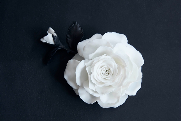 【新闻图片】宁芬堡皇家瓷器工坊的艺术大师们用最精美的黑白两色陶瓷对幻影玫瑰进行手工艺术创造 (8).jpg