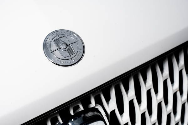 15. 全新林肯领航员Navigator MONO限量版-引擎盖典藏骑士星徽标.jpg