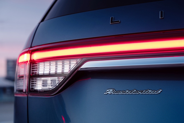 7. 全新林肯飞行家Aviator-贯穿式尾灯&总统版徽标.jpg