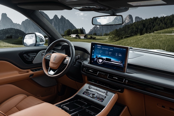 9. 全新林肯飞行家Aviator-驾驶舱.jpg