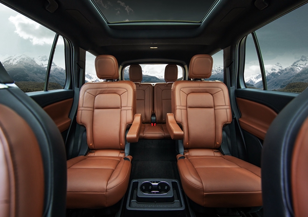 12. 全新林肯飞行家Aviator-行政版-第二排座椅.jpg