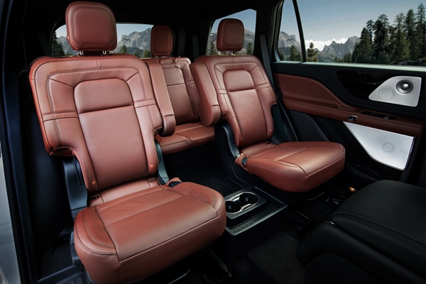 13. 全新林肯飞行家Aviator-行政版-第二排座椅.jpg
