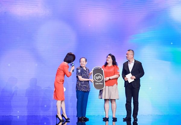 威马汽车创始人、董事长兼CEO沈晖为“上海设计100 最具慧眼市民”奖获得者颁奖.jpg