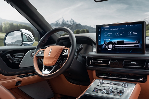 5. 全系标配中国专属的12.8英寸超大高清触控屏.jpg