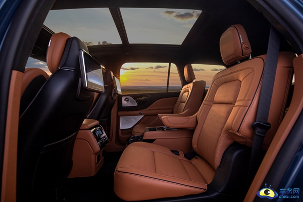 10_ 全新林肯飞行家Aviator-总统版二排座椅.jpg