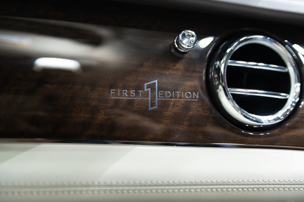 宾利新添越 (4).jpg