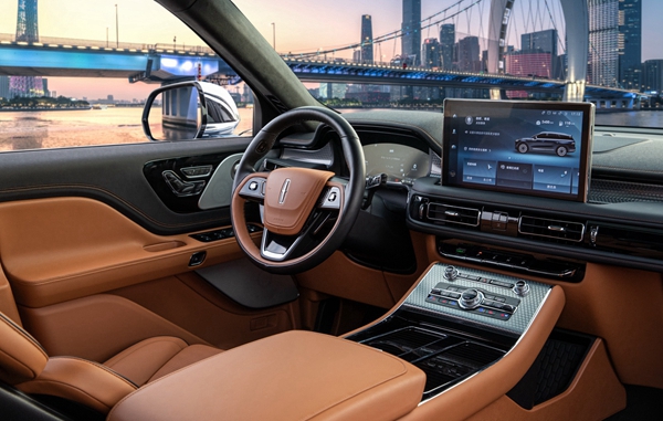 2. 全新林肯飞行家Aviator-超大液晶触控屏.jpg