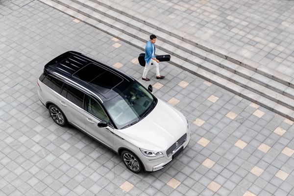 5. 全新林肯飞行家Aviator-黑色悬浮式车顶.jpg