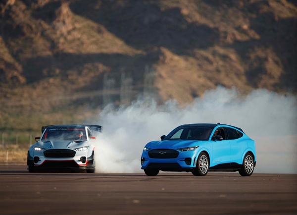 Mustang Mach-E 1400和Mustang Mach-E.jpg