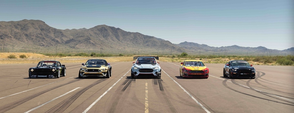 无论是竞速还是漂移,Mach-E 1400都有出色表现.jpg