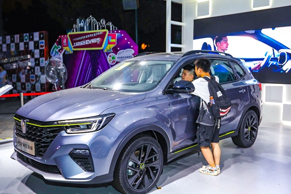 荣威赞助上海欢乐谷电音节 (1).jpg