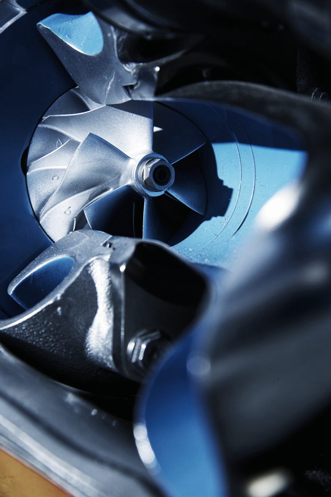 宾利全新飞驰V8成就卓越动力表现 (3).jpg