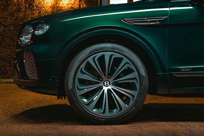 宾利品牌匠心定制独一无二的新添越混合动力版车型 (7).jpg