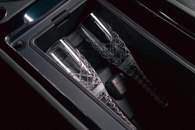 宾利品牌匠心定制独一无二的新添越混合动力版车型 (9).jpg